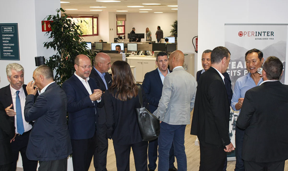 The inauguration brought together clients and professionals from the logistics sector.