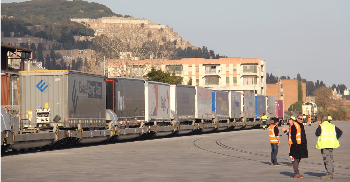 Train and workers at the Can Tunis intermodal platform in Barcelona