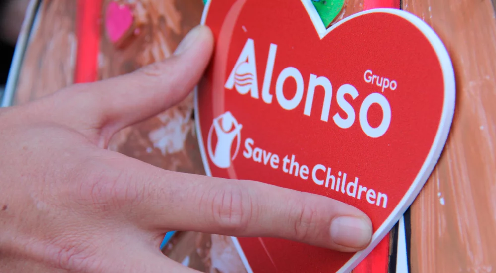 Miembros de Grupo Alonso añaden un corazón a los niños de cartón de Fundación Save  the Children.