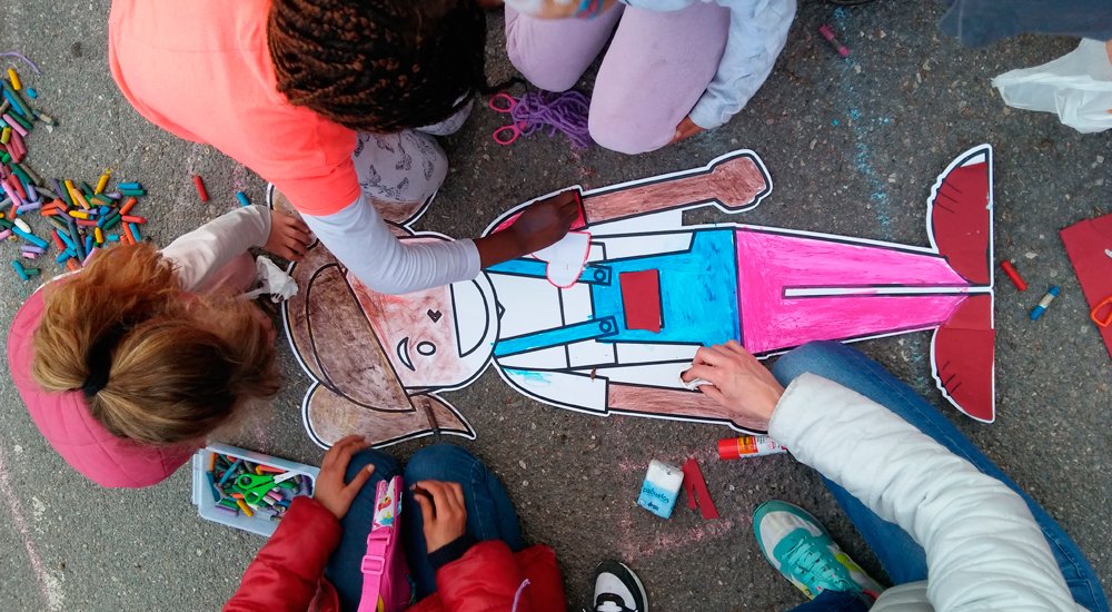 Niños de los programas de Fundación Save the Children decorando sus muñecos para Grupo Alonso.