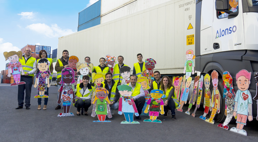 Los niños que participan en los programas de Save the Children han elaborado 50 muñecos de cartón pintados por ellos.