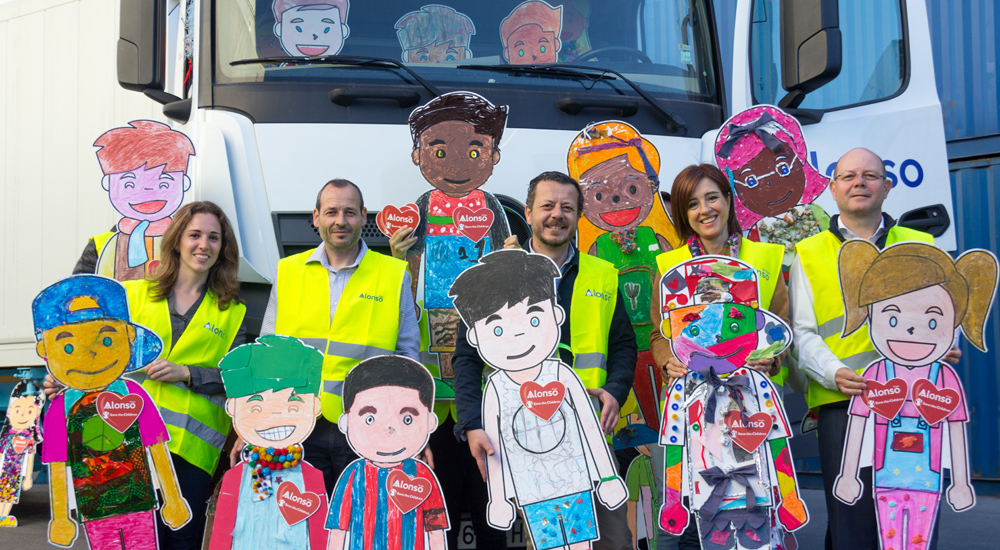 Miembros de Fundación Save the Children y Grupo Alonso junto a los muñecos elaborados por los niños.