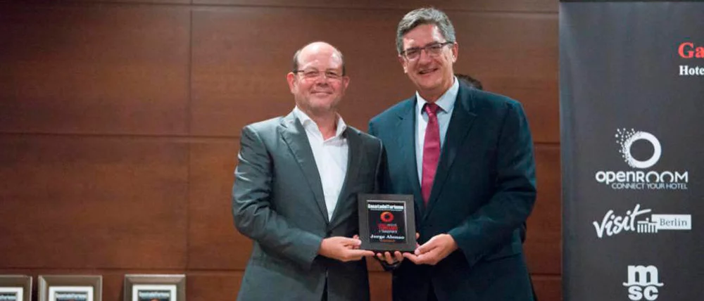 Jorge Alonso receives the Entrepreneur of the Year Award.
