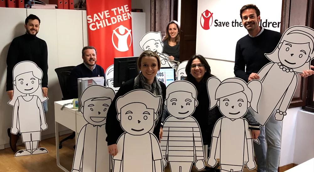 Responsables de Fundación Save The Children reciben los muñecos para entregárselos a los niños.