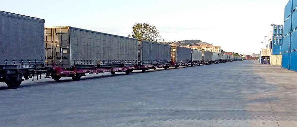 Operativa del primer convoy llegado a la Terminal Intermodal Barcelona Can Tunis.