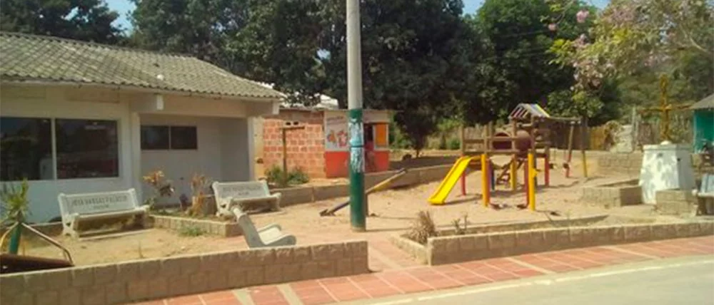 Exterior of the Educational Institution of Caserio Paluato in Galapa, Colombia. Photo: Micro Libraries
