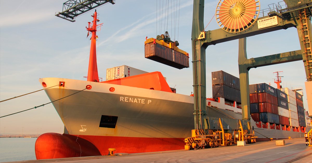 El buque Renate P en las instalaciones de Intersagunto Terminales.