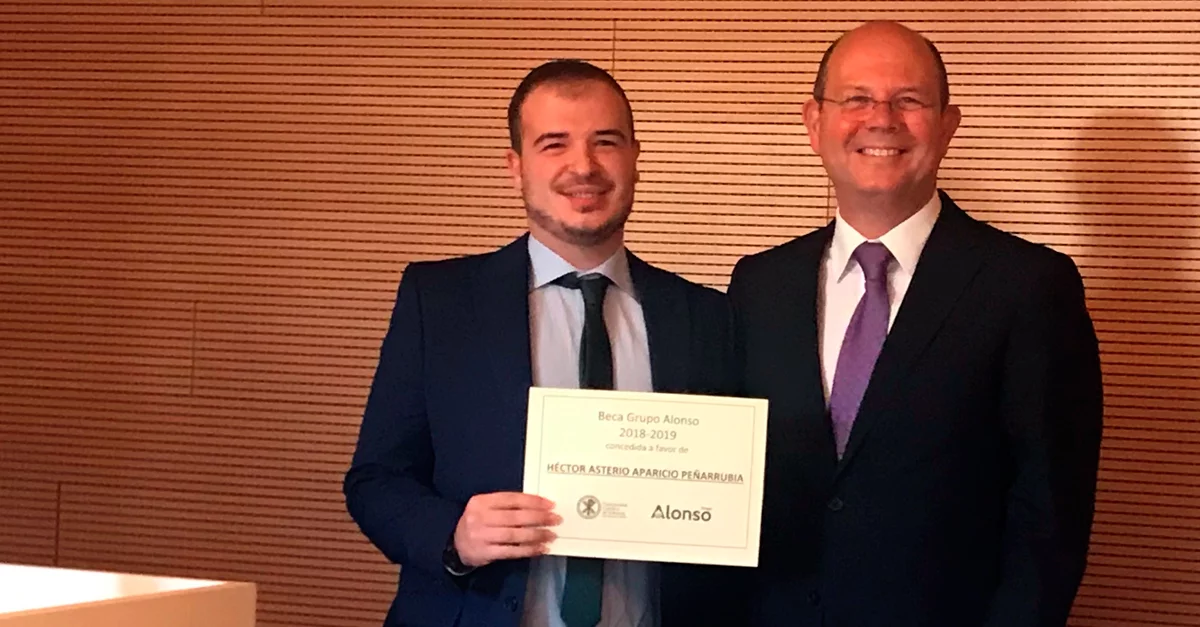 Hector Aparicio receives the II Alonso Scholarship from Jorge Alonso, President and CEO of Alonso Group.