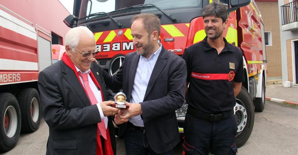 El Padre Ángel recibe una distinción de manos de Aaron Cano, concejal del Ayuntamiento de Valencia.