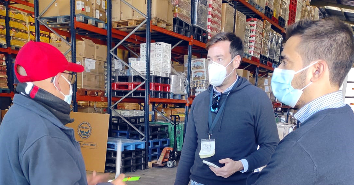 Entrega de los productos al Banco de Alimentos de Valencia.