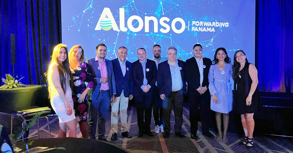 Foto de familia durante el evento de presentación de la marca