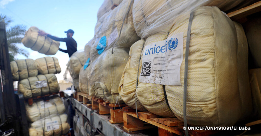 UNICEF entrega 4.000 mantas a los hospitales Europeo y Nasser, en el sur de la Franja de Gaza (UNICEF)
