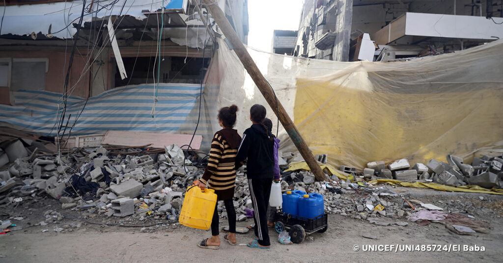Niños en búsqueda de agua en la franja de Gaza (UNICEF) 