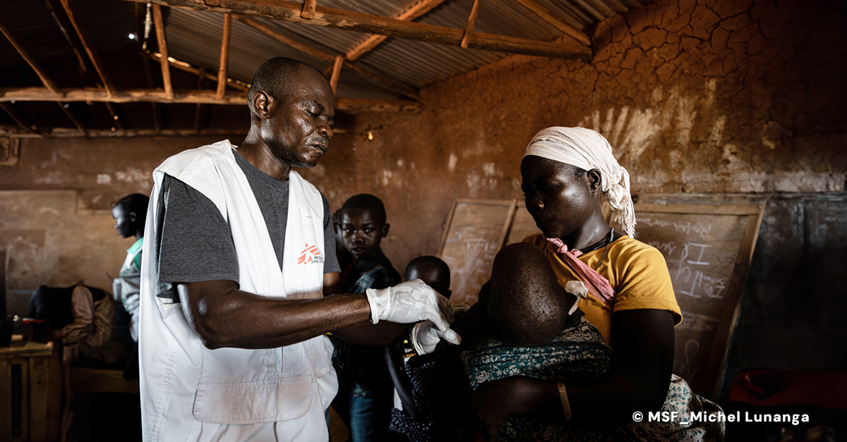 Personal de Médicos Sin Fronteras durante una vacunación