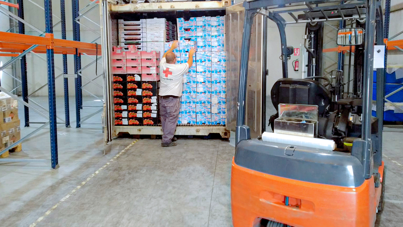 El contenedor frigorífico se usa para el programa de donación de alimentos de la Cruz Roja