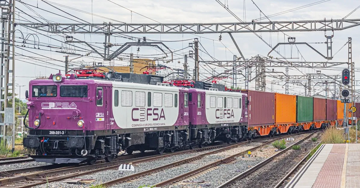 Una locomotora de CEFSA en una estación ferroviaria