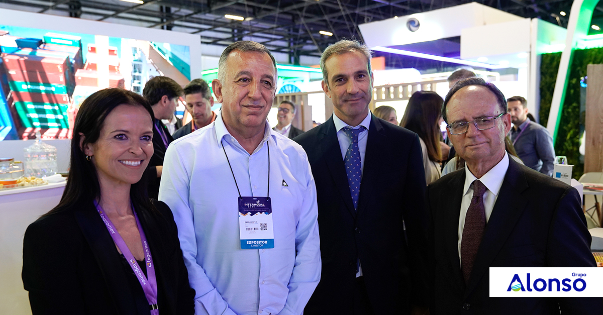 Representantes consulares en el estand de Grupo Alonso 