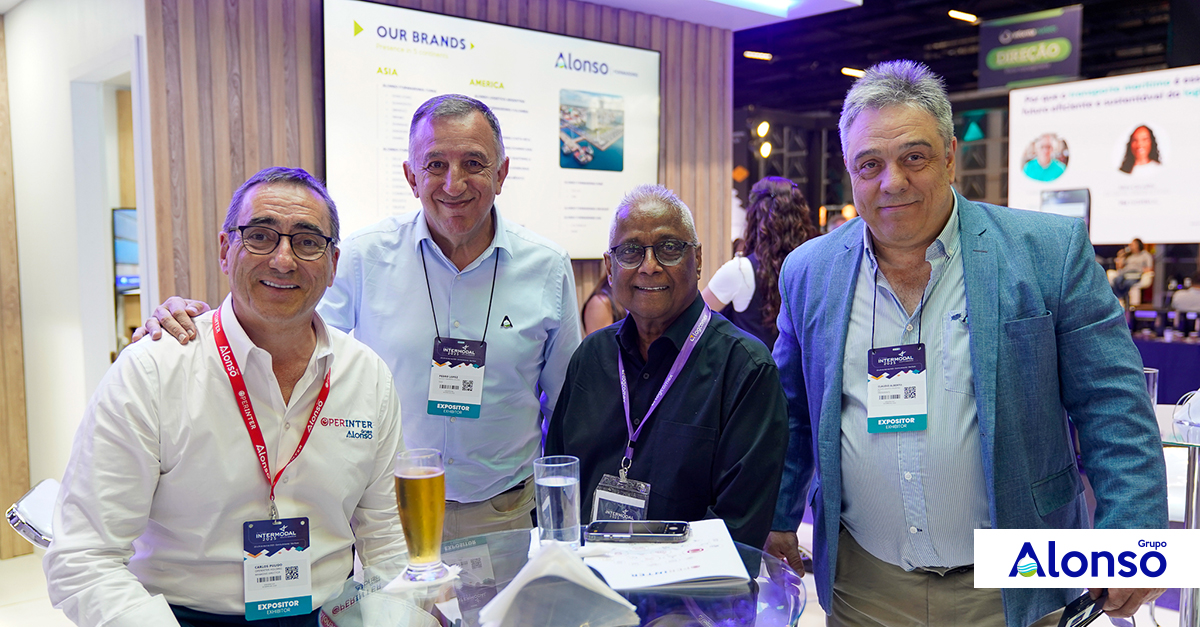 Pedro López, CEO de Alonso Forwarding, junto a otros asistentes 