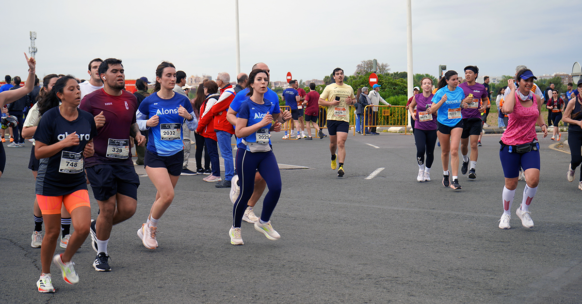 Some of the professionals arriving at the finish line 