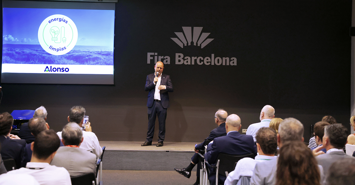 Jorge Alonso, presidente y CEO de Grupo Alonso explica los detalles de la terminal durante el SIL 2026